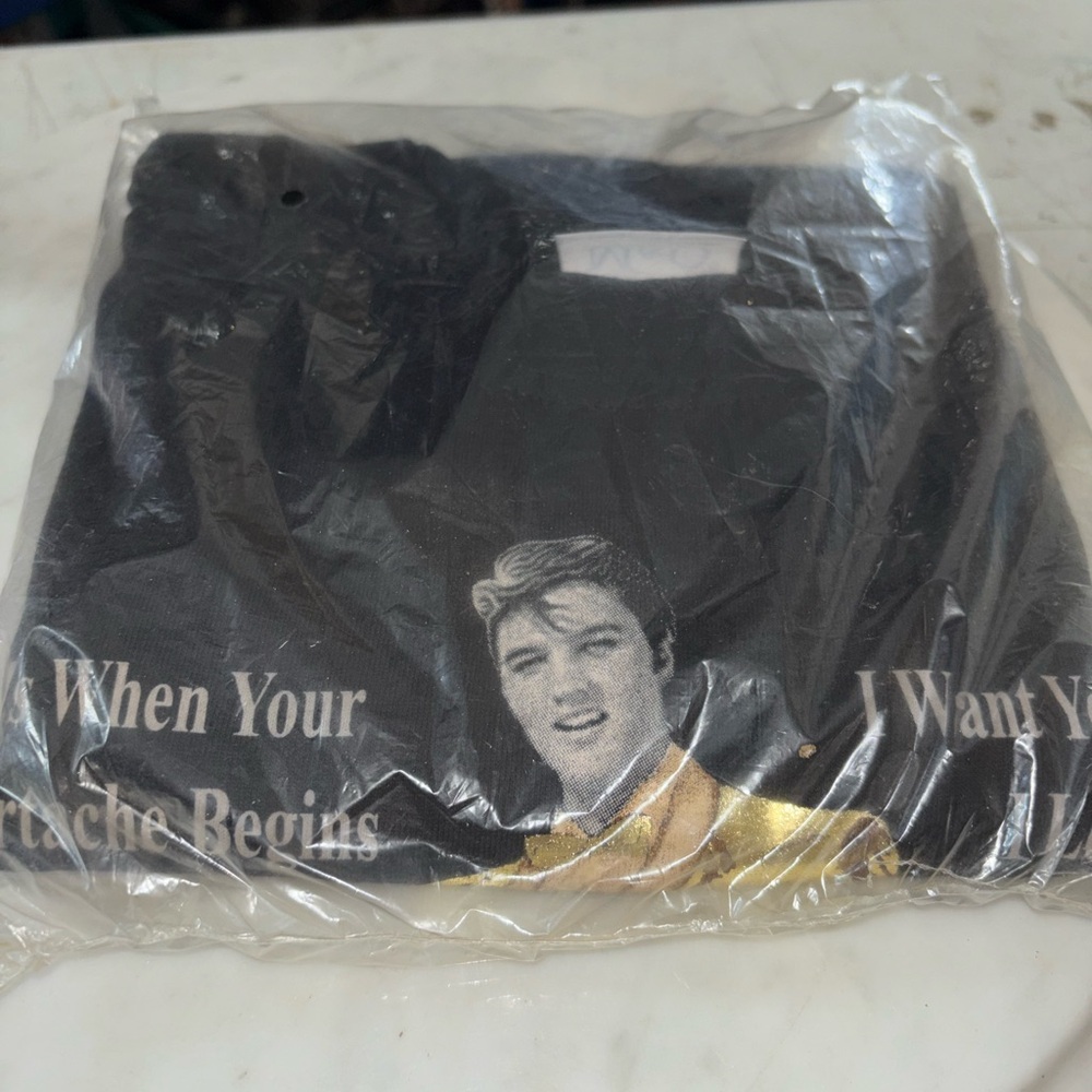 Elvis in a gold suit Black Size XL T-Shirt
